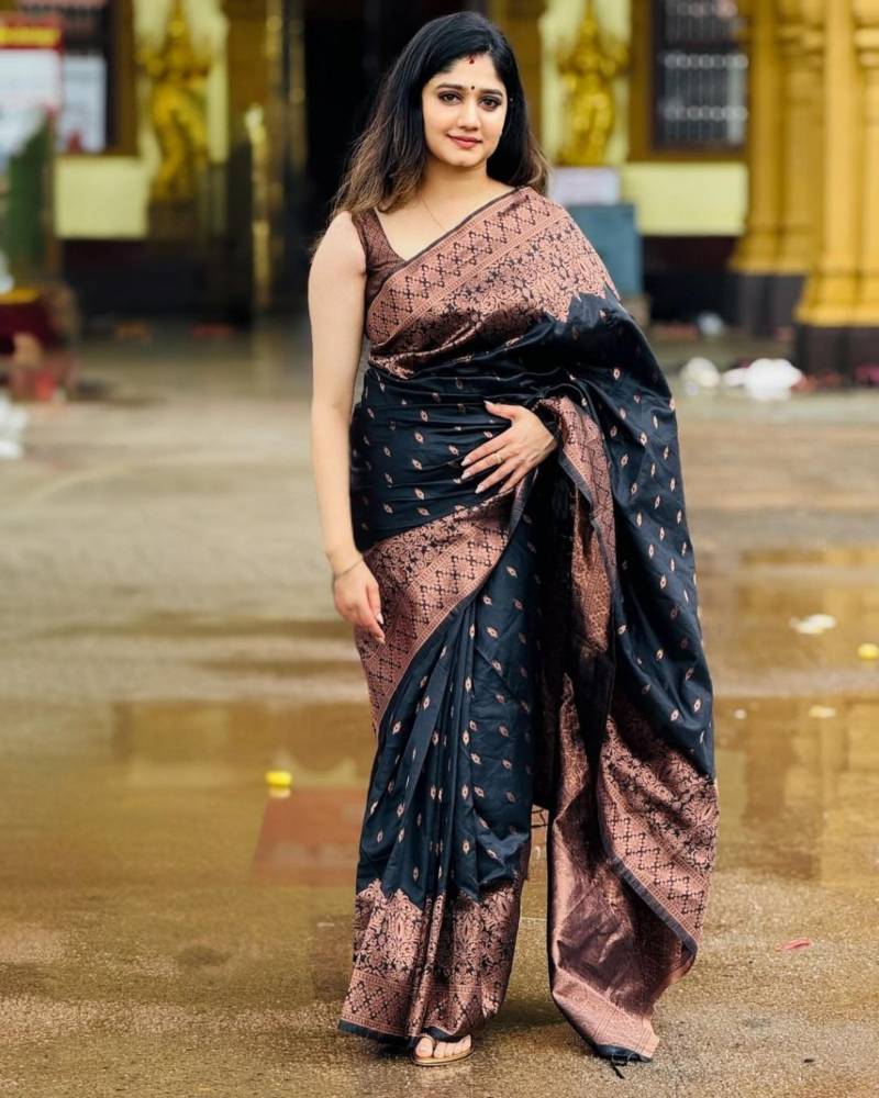Beautiful Lichi Soft Silk Jacquard Saree with Rich Pallu Design - Posyfish.in