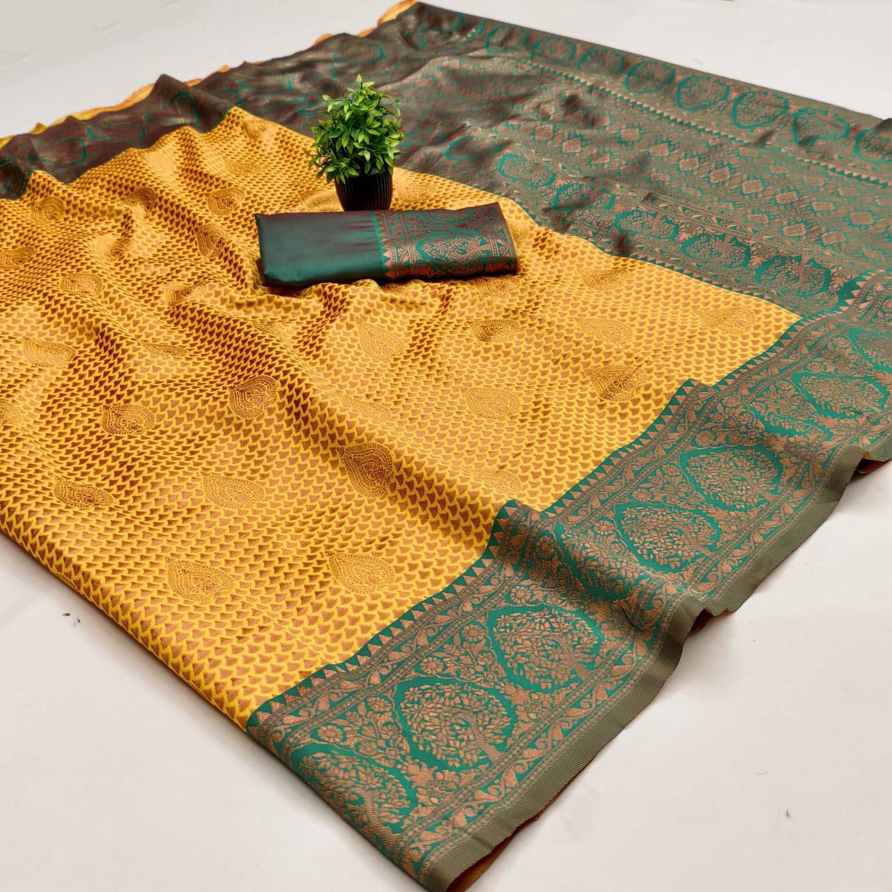 Aab Saheli Soft Silk Jacquard Saree with Elegant Border for Festival Wear - Posyfish.in