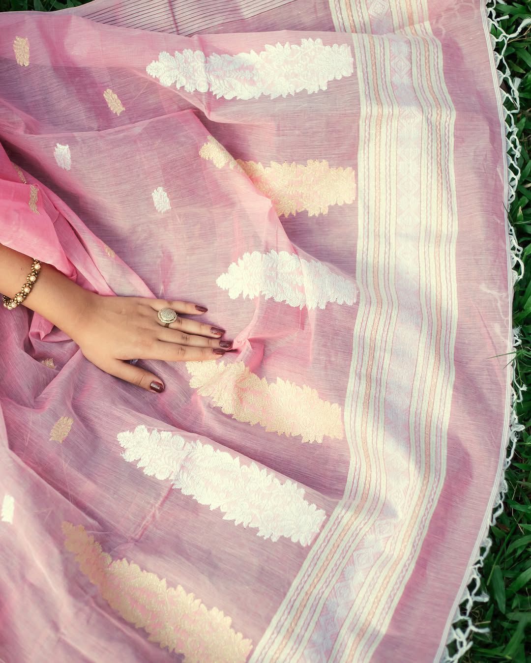 Soft Linen Jacquard Saree Collection - Elegant Weaving Designs - Posyfish.in