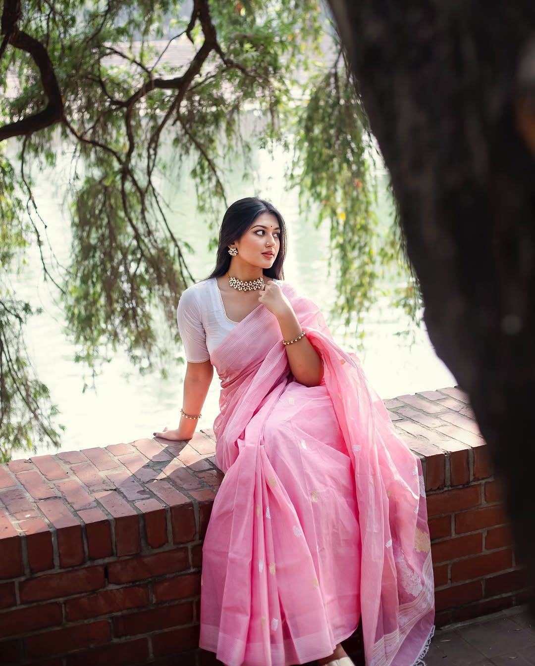 Soft Linen Jacquard Saree Collection - Elegant Weaving Designs - Posyfish.in