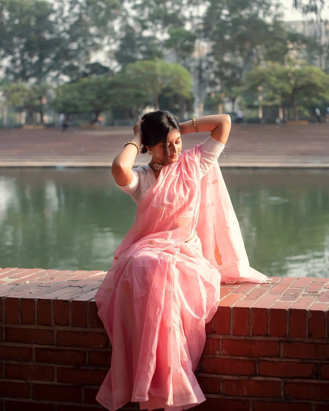 Soft Linen Jacquard Saree Collection - Elegant Weaving Designs - Posyfish.in
